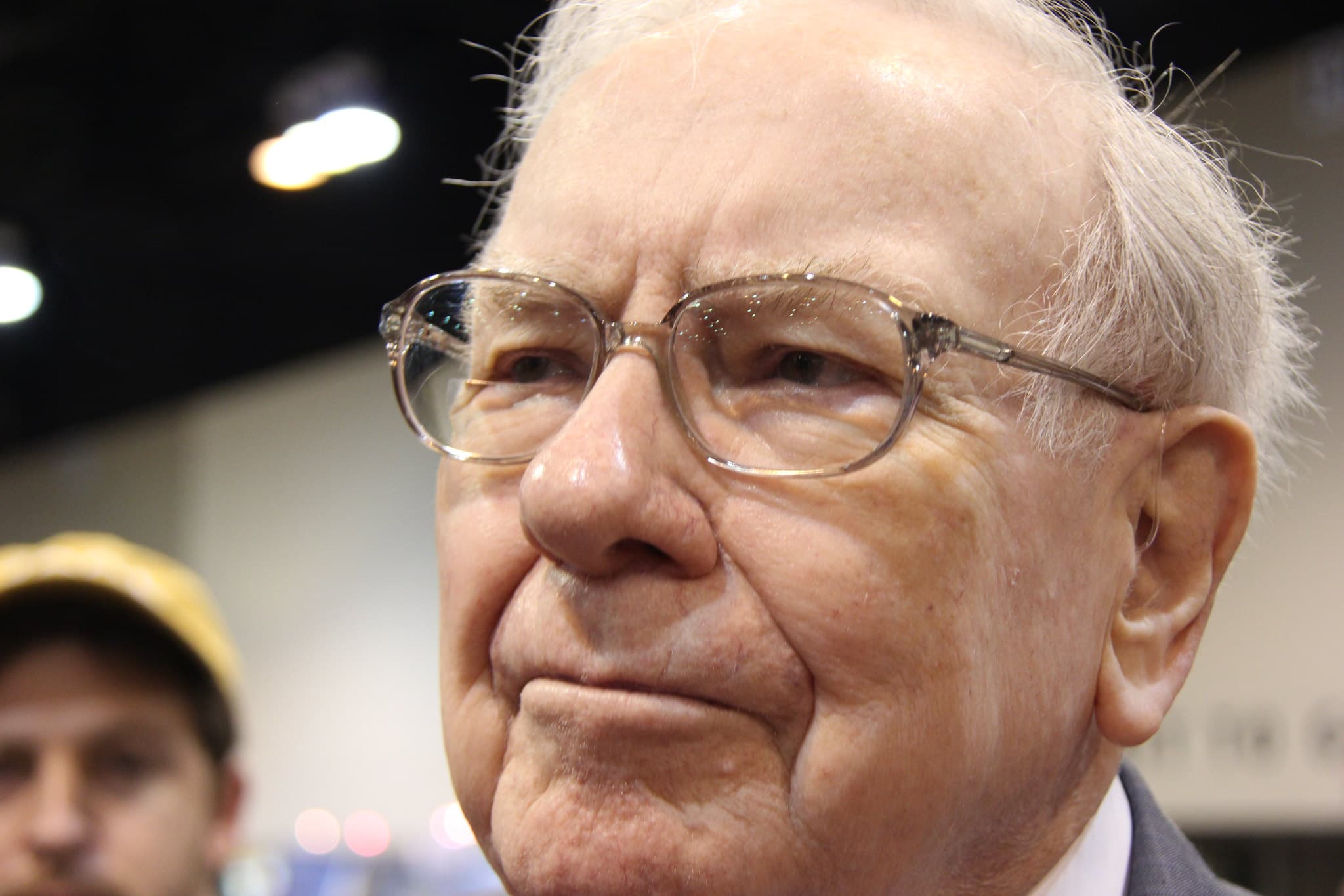 Warren Buffett Unloaded More Apple Shares in Q3, but Other Billionaires Were Buying. Is It a Buy, Sell, or Hold?
